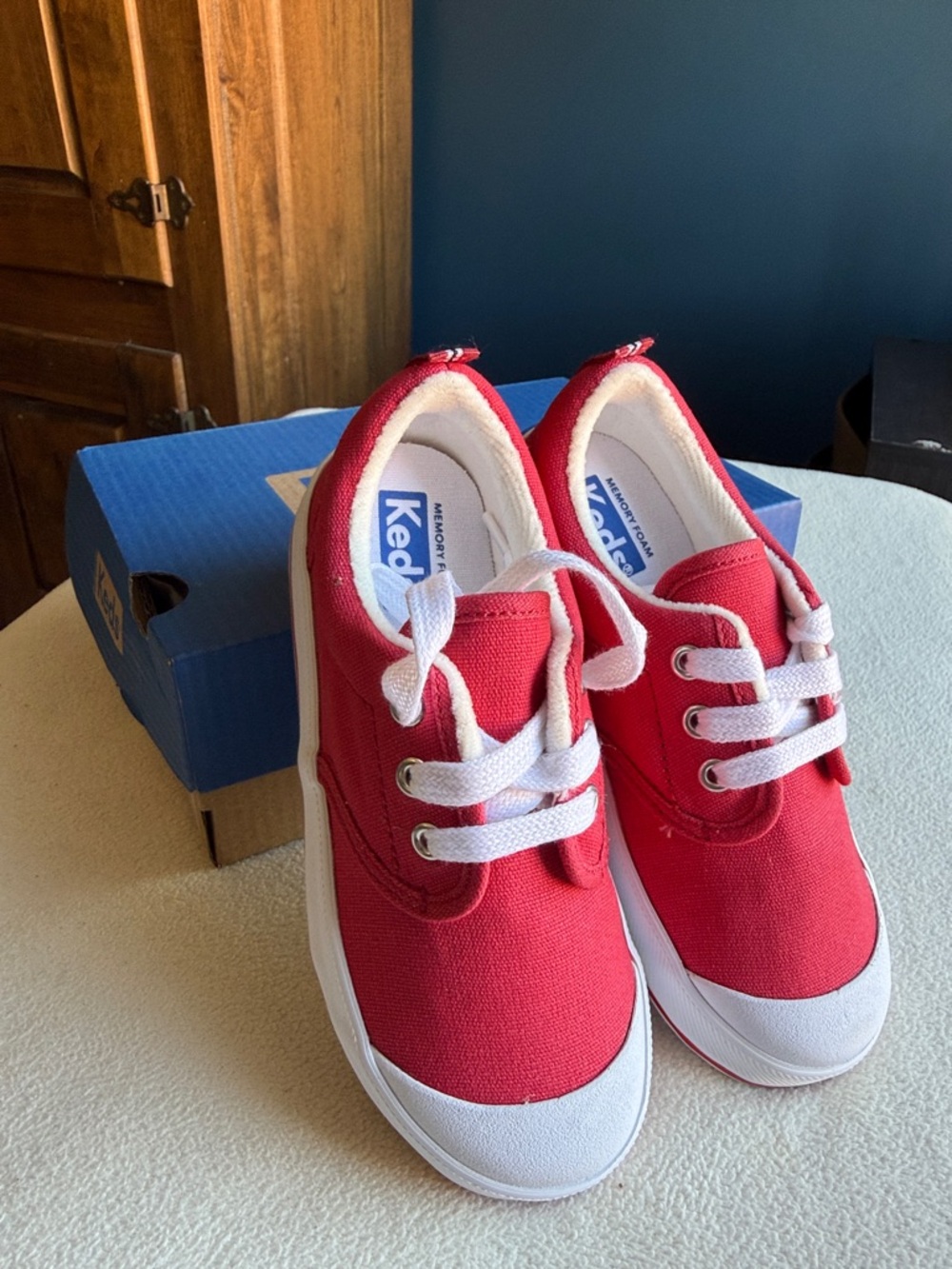 NIB Keds Kids Red Canvas Lace-Up Sneakers with White laces, “Graham”, size 9.5.